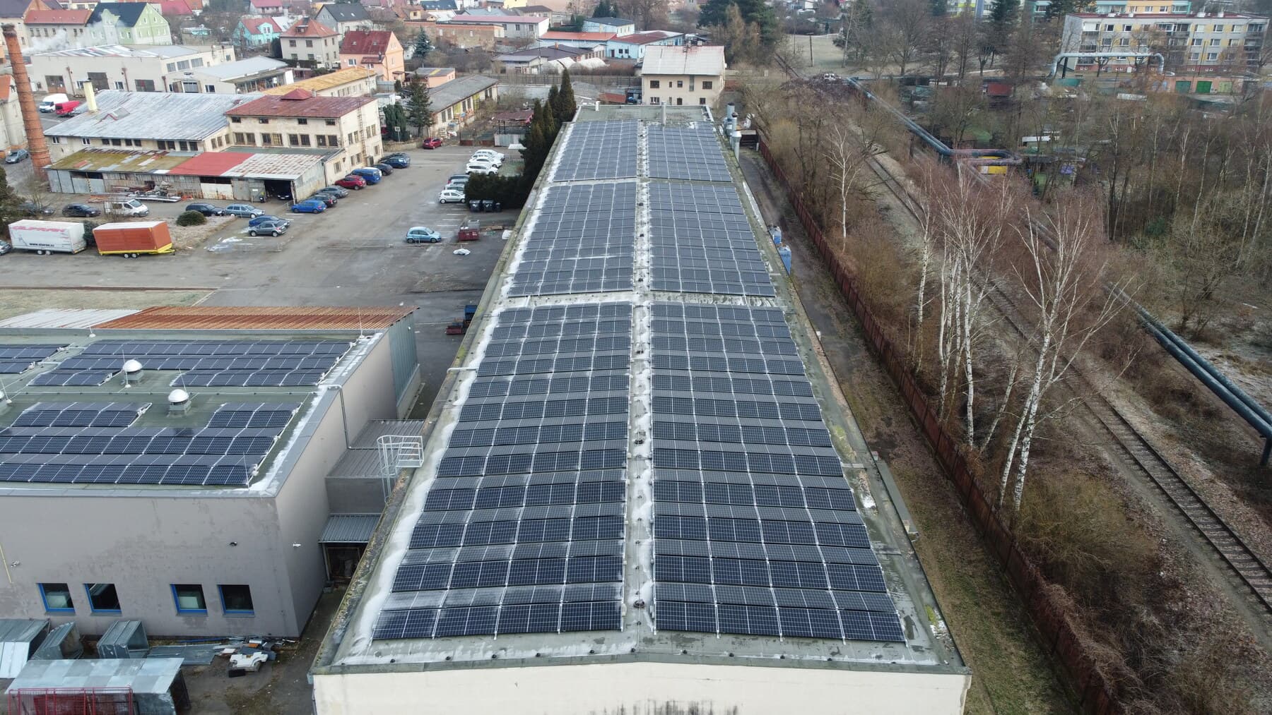 Fotovoltaické panely v průmyslovém areálu Beneš a Lát