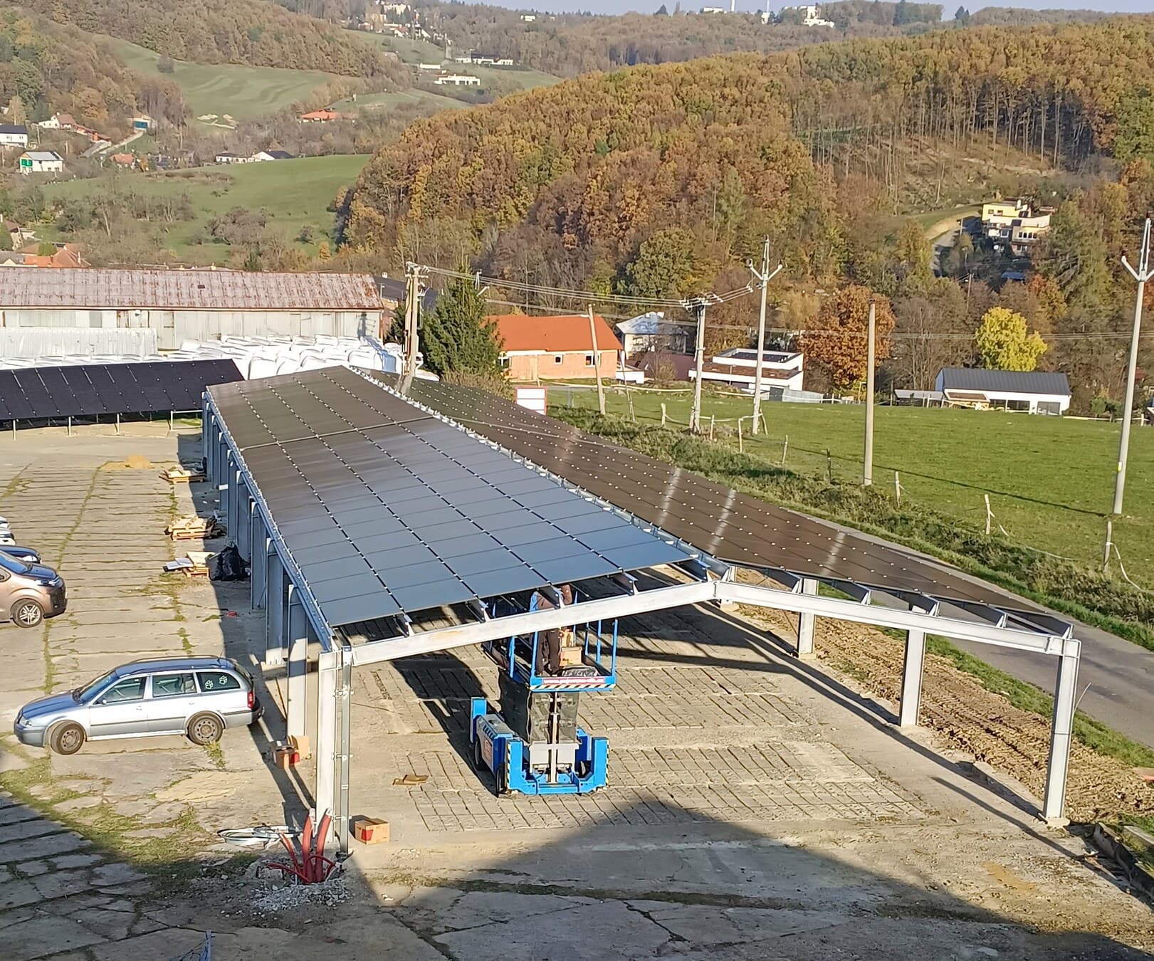 Konstrukce carportu s fotovoltaikou v Březnici